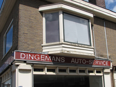 833684 Afbeelding van het afgebladderde reclamebord aan de gevel van Dingemans Autoservice (Koekoekstraat 31b, hoek ...